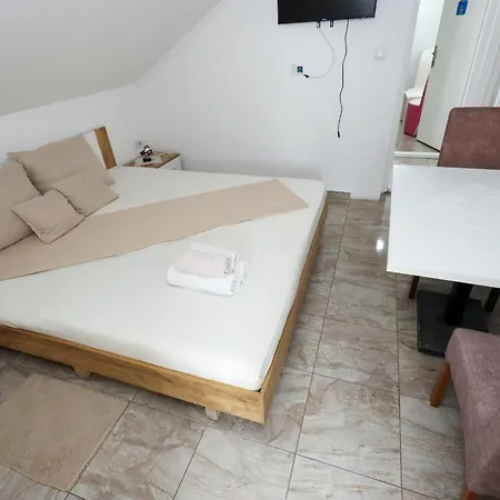 לינה וארוחת בוקר Stefan 3*